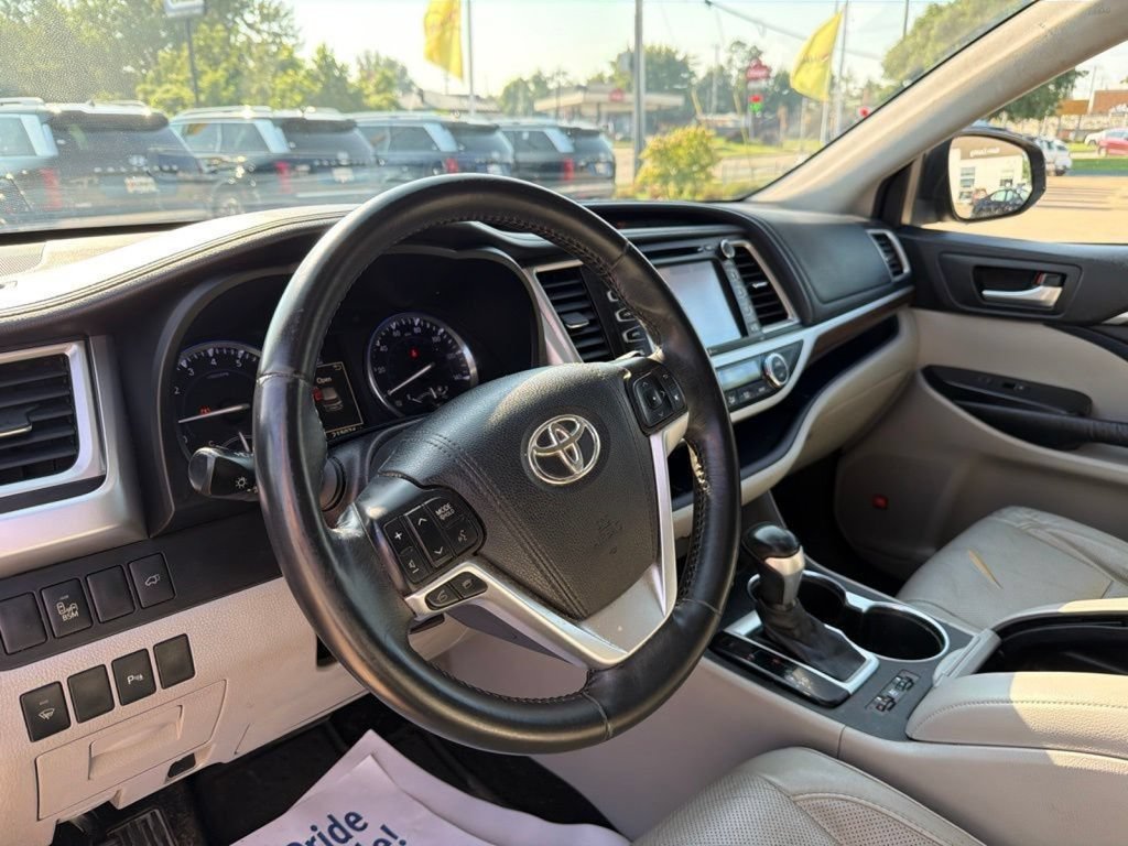 Used 2015 Toyota Highlander Limited AWD/4WD image 17