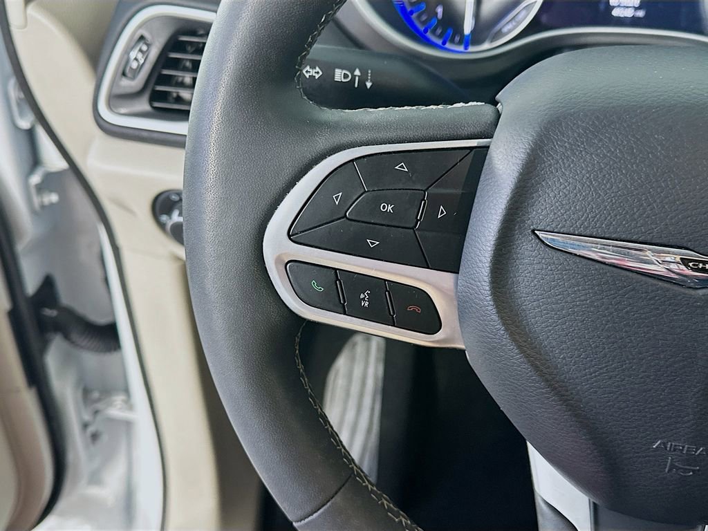 Used 2024 Chrysler Pacifica Touring-L image 24