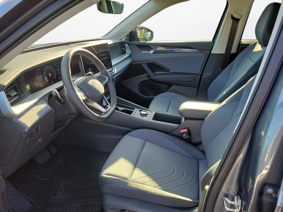 New 2026 Volkswagen Tiguan SE image 9