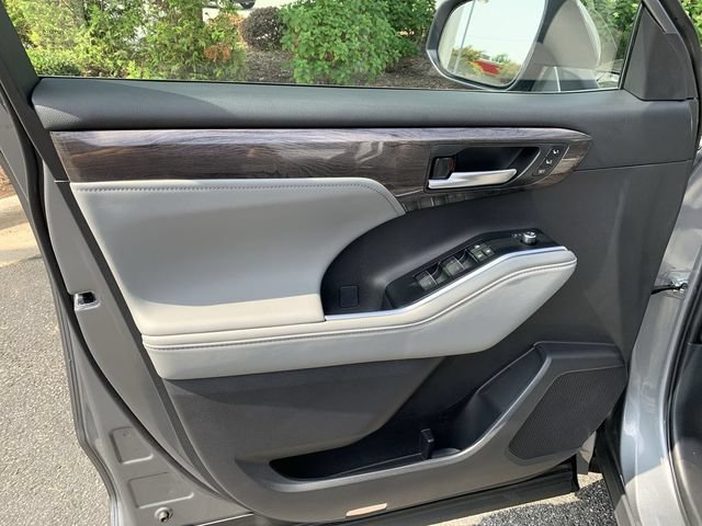 Certified 2026 Toyota Highlander Platinum AWD/4WD image 17