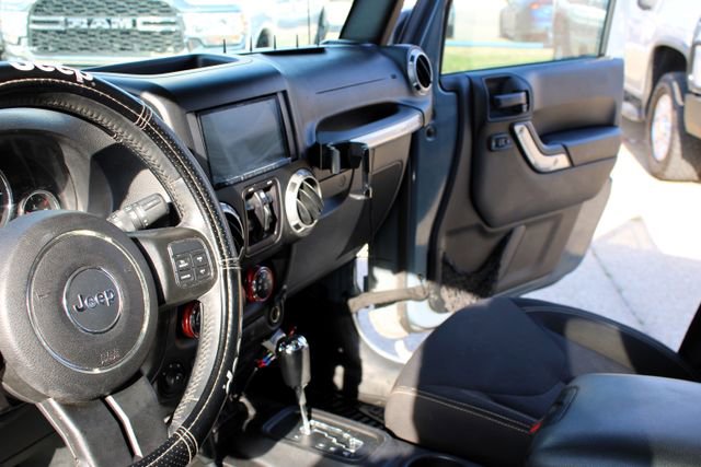 Used 2015 Jeep Wrangler Unlimited Rubicon AWD/4WD image 12
