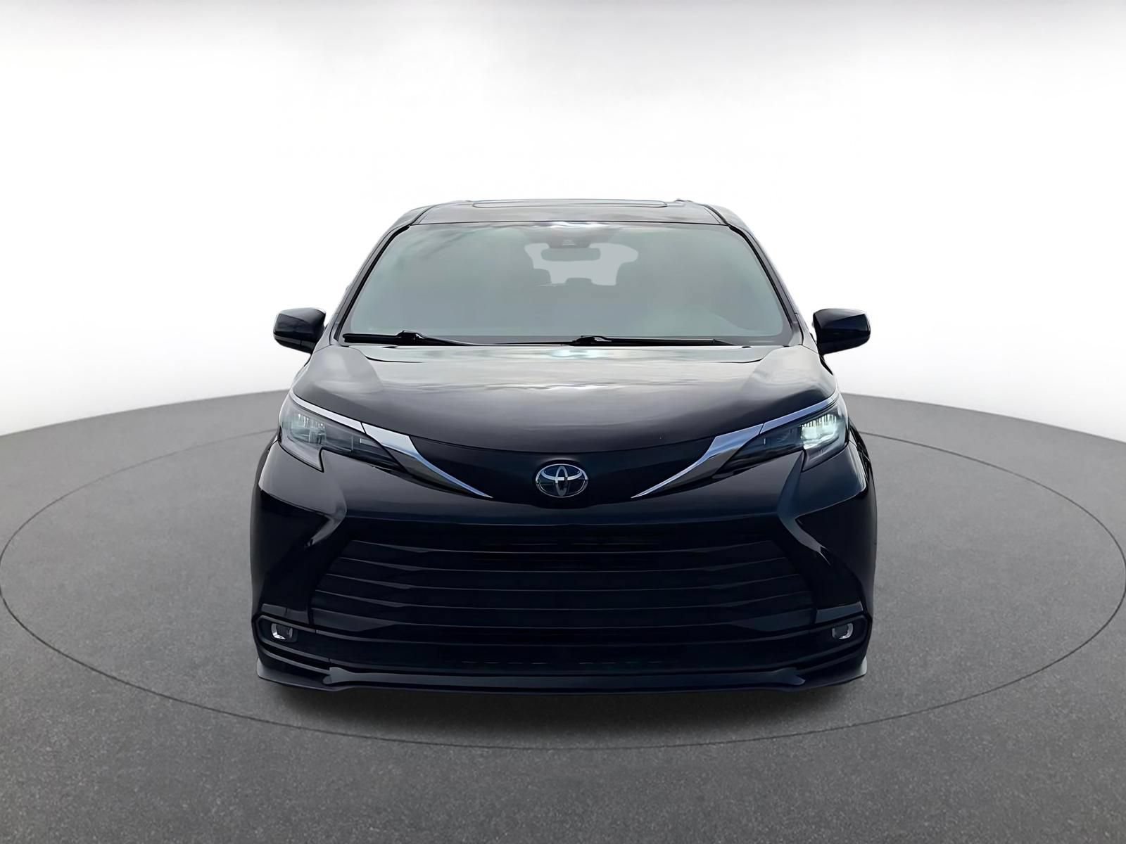 Used 2025 Toyota Sienna XLE FWD image 4