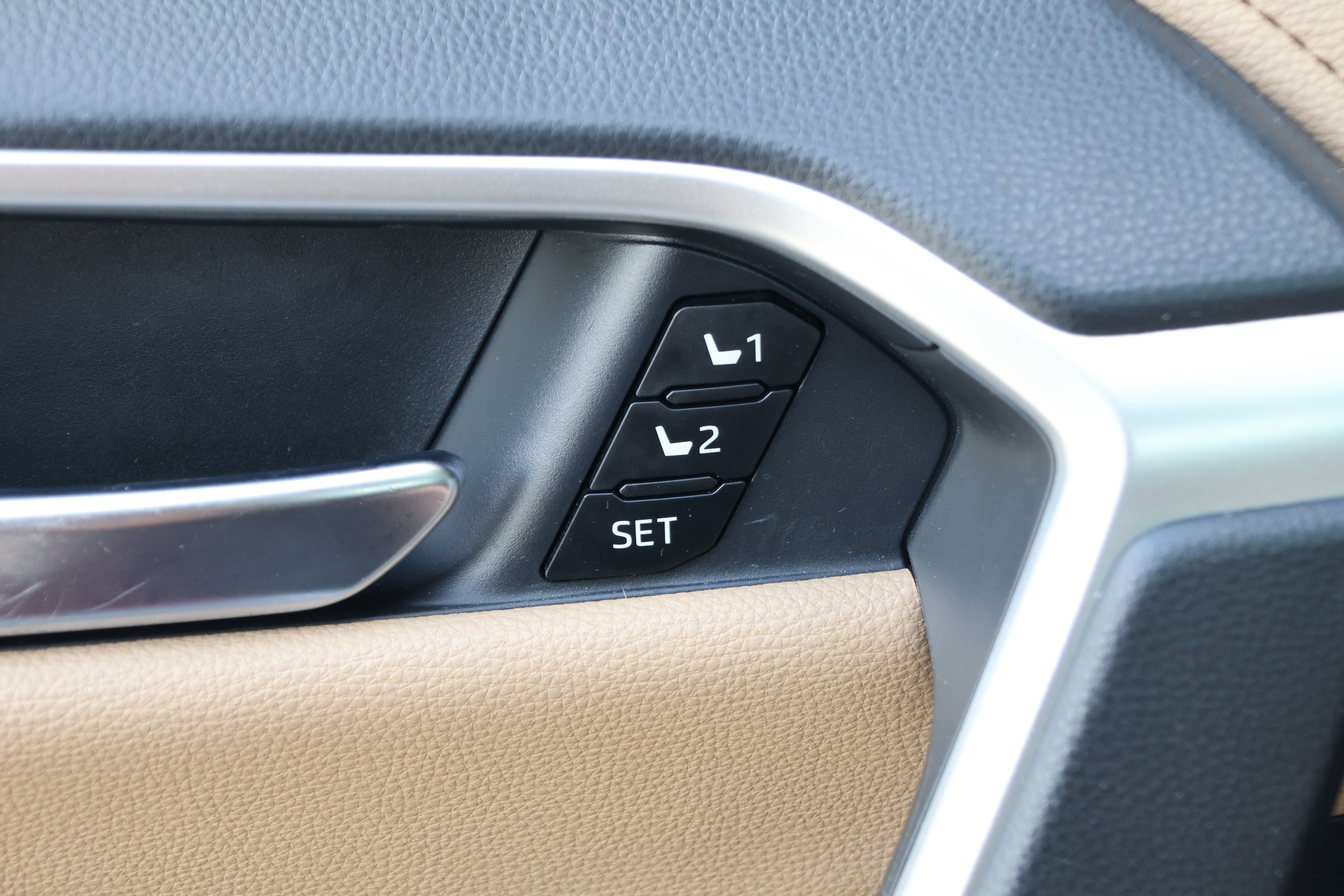 Used 2022 Toyota RAV4 Limited AWD/4WD image 13