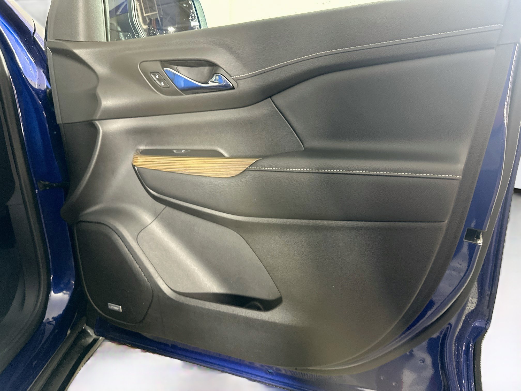 Used 2023 GMC Acadia SLE w/ Driver Convenience Package FWD image 34