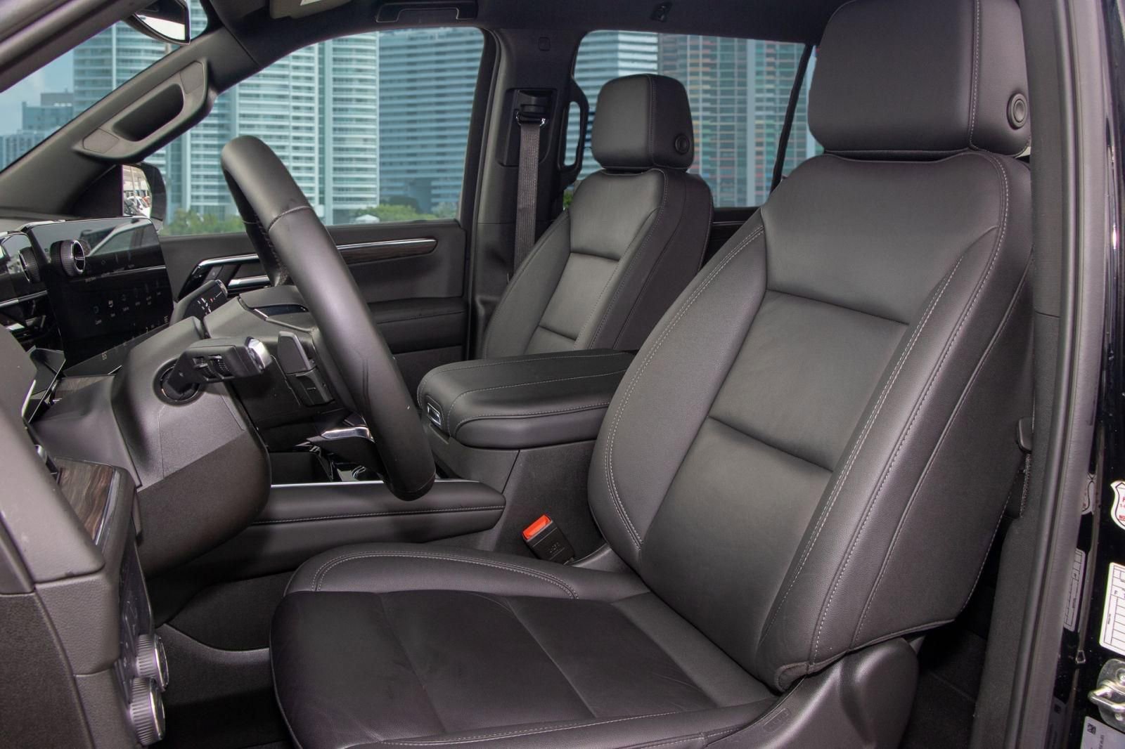 Used 2025 Chevrolet Suburban Z71 image 15