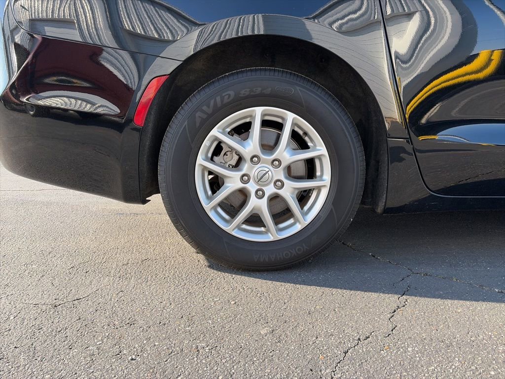 Used 2024 Chrysler Pacifica Touring-L image 9