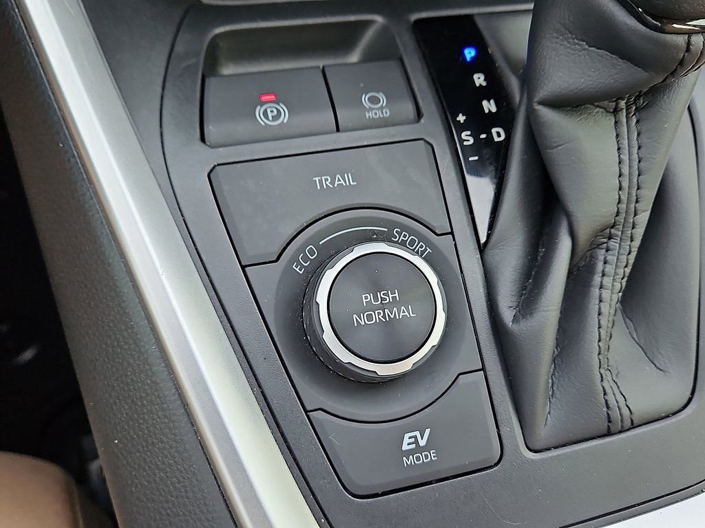 Used 2025 Toyota RAV4 LE image 19