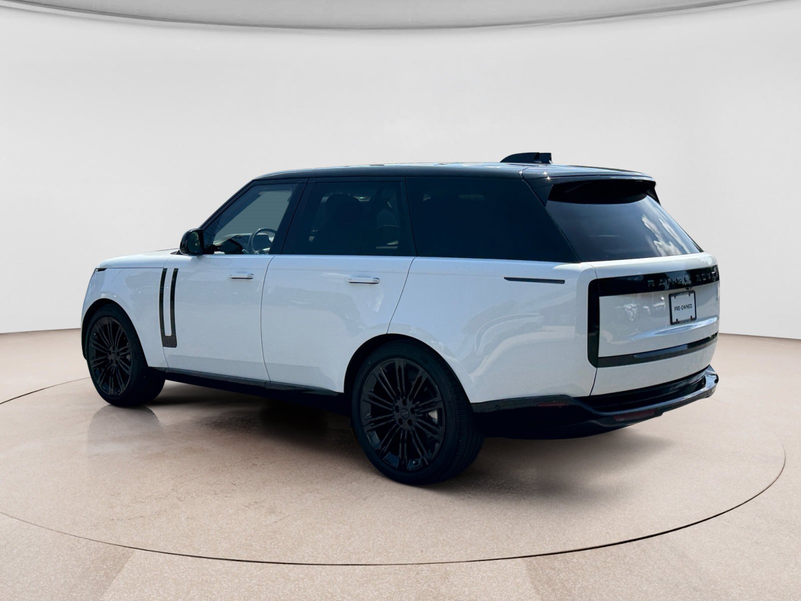 Used 2026 Land Rover Range Rover SE AWD/4WD image 3