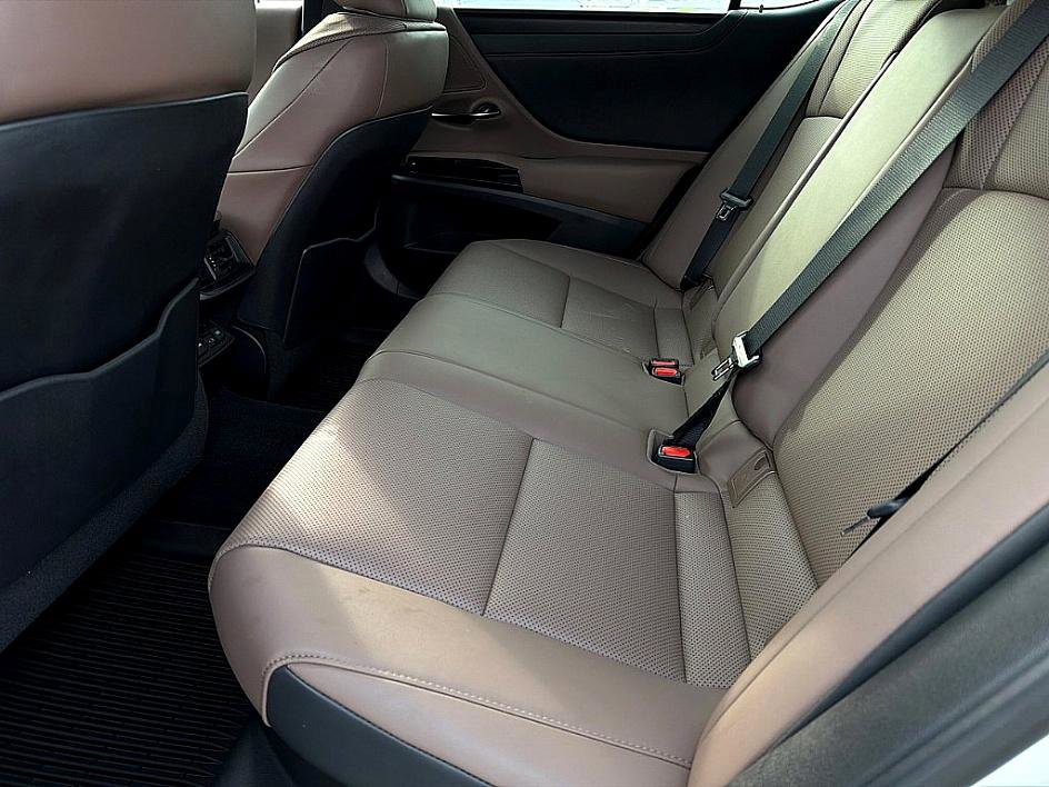 Used 2022 Lexus ES 300h w/ Premium Package image 8