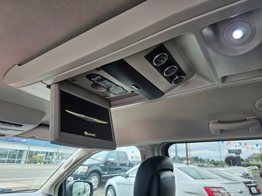 Used 2016 Chrysler Town & Country Touring image 25