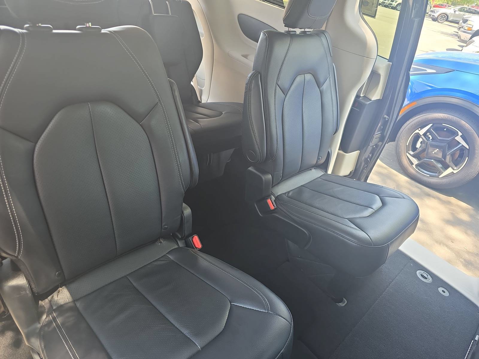 Used 2022 Chrysler Pacifica Touring-L FWD image 11