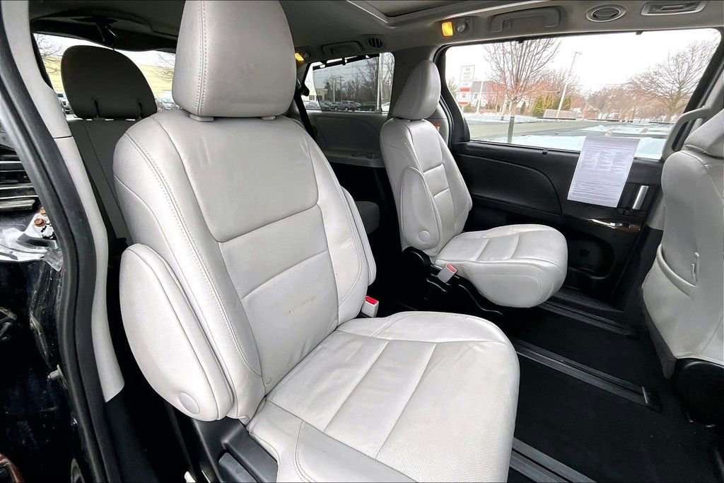 Used 2017 Toyota Sienna Limited Premium image 30