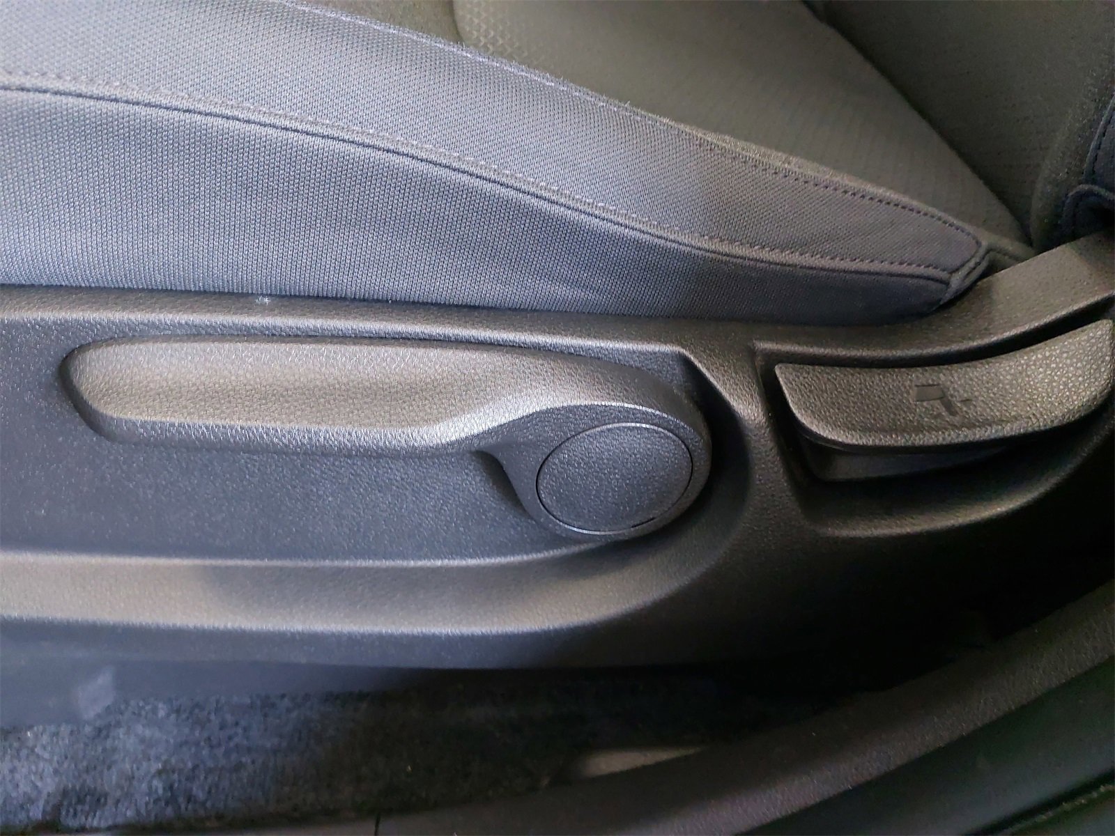 Used 2024 Kia Carnival LX image 34