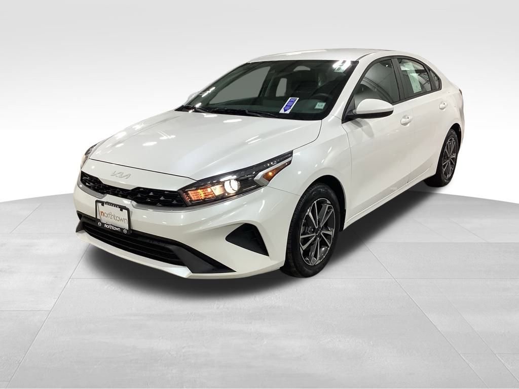 Used 2023 Kia Forte LXS image 3