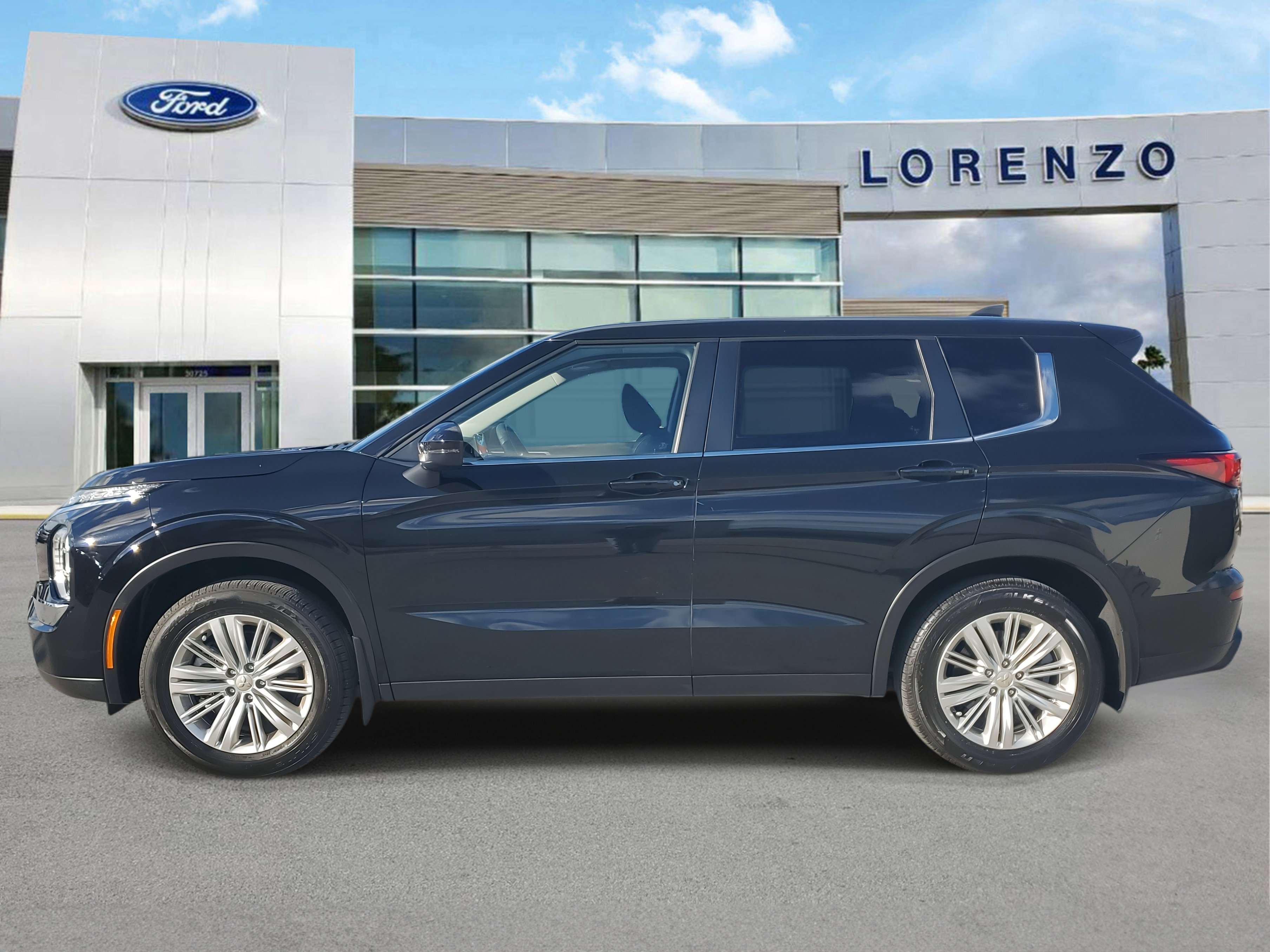 Used 2024 Mitsubishi Outlander ES image 8