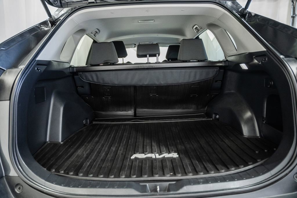Used 2022 Toyota RAV4 XLE image 8