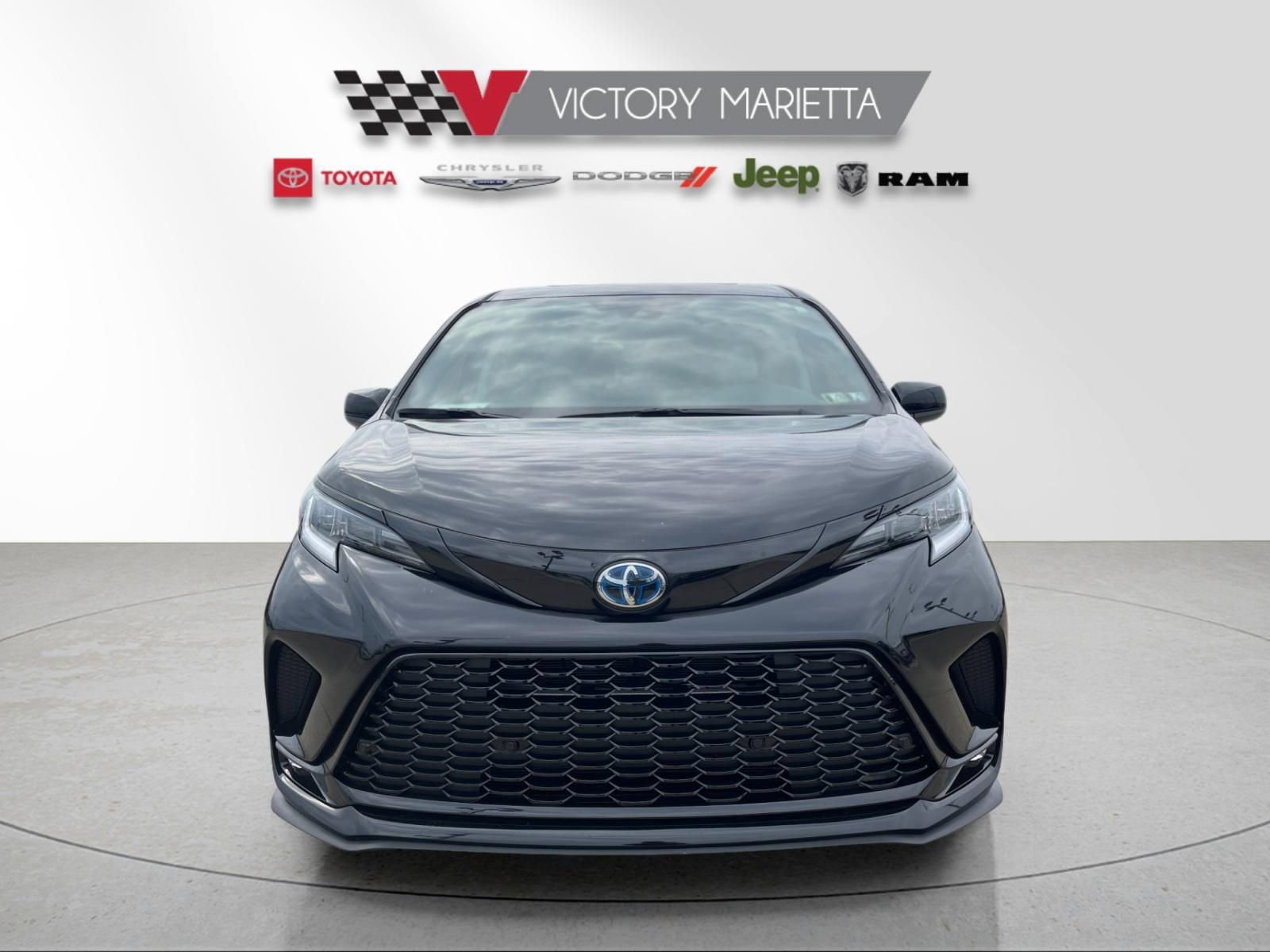 Used 2025 Toyota Sienna XSE w/ XSE Plus Package image 8