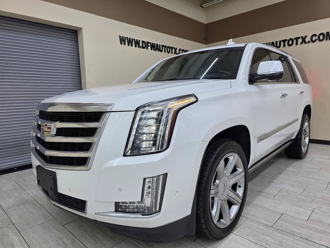 Used 2017 Cadillac Escalade Premium Luxury AWD/4WD image 2