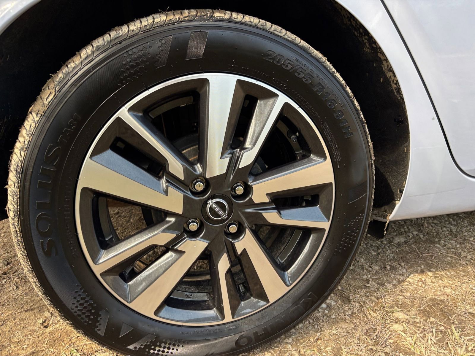 Used 2025 Nissan Versa SV image 28