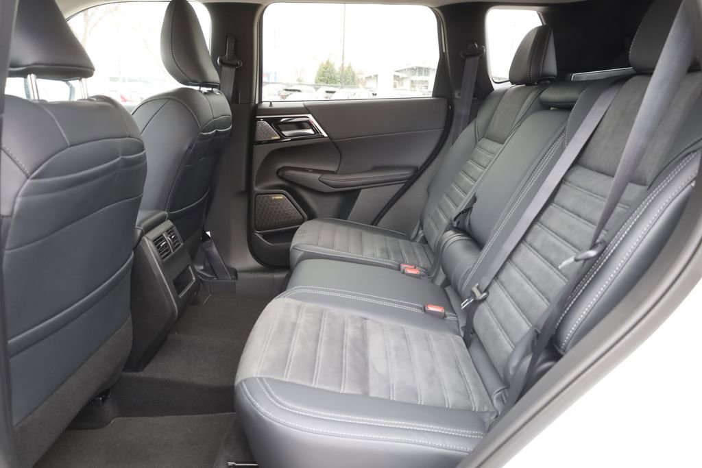 New 2025 Mitsubishi Outlander SE image 31