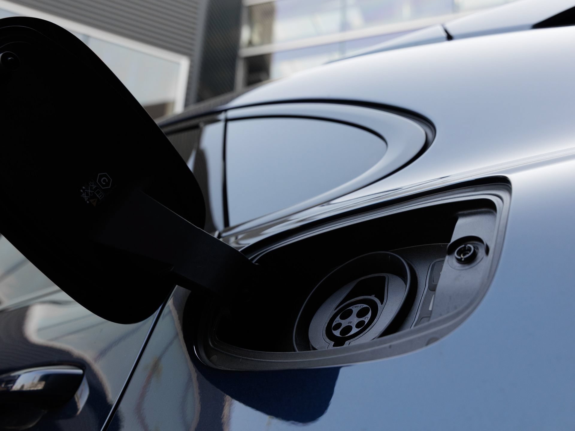 Certified 2025 Porsche Cayenne E-Hybrid Coupe AWD/4WD image 28