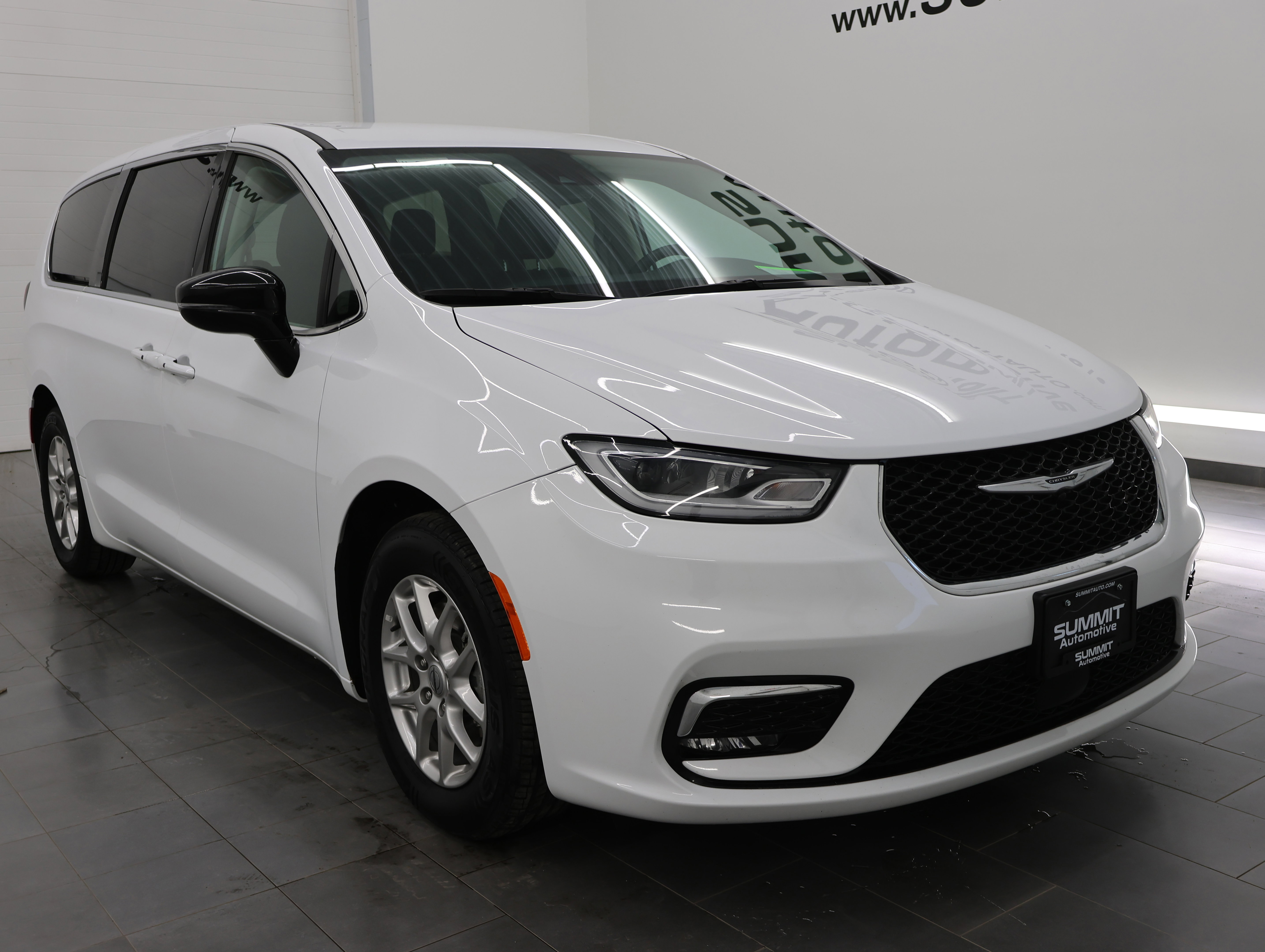 Used 2024 Chrysler Pacifica Touring-L FWD image 2
