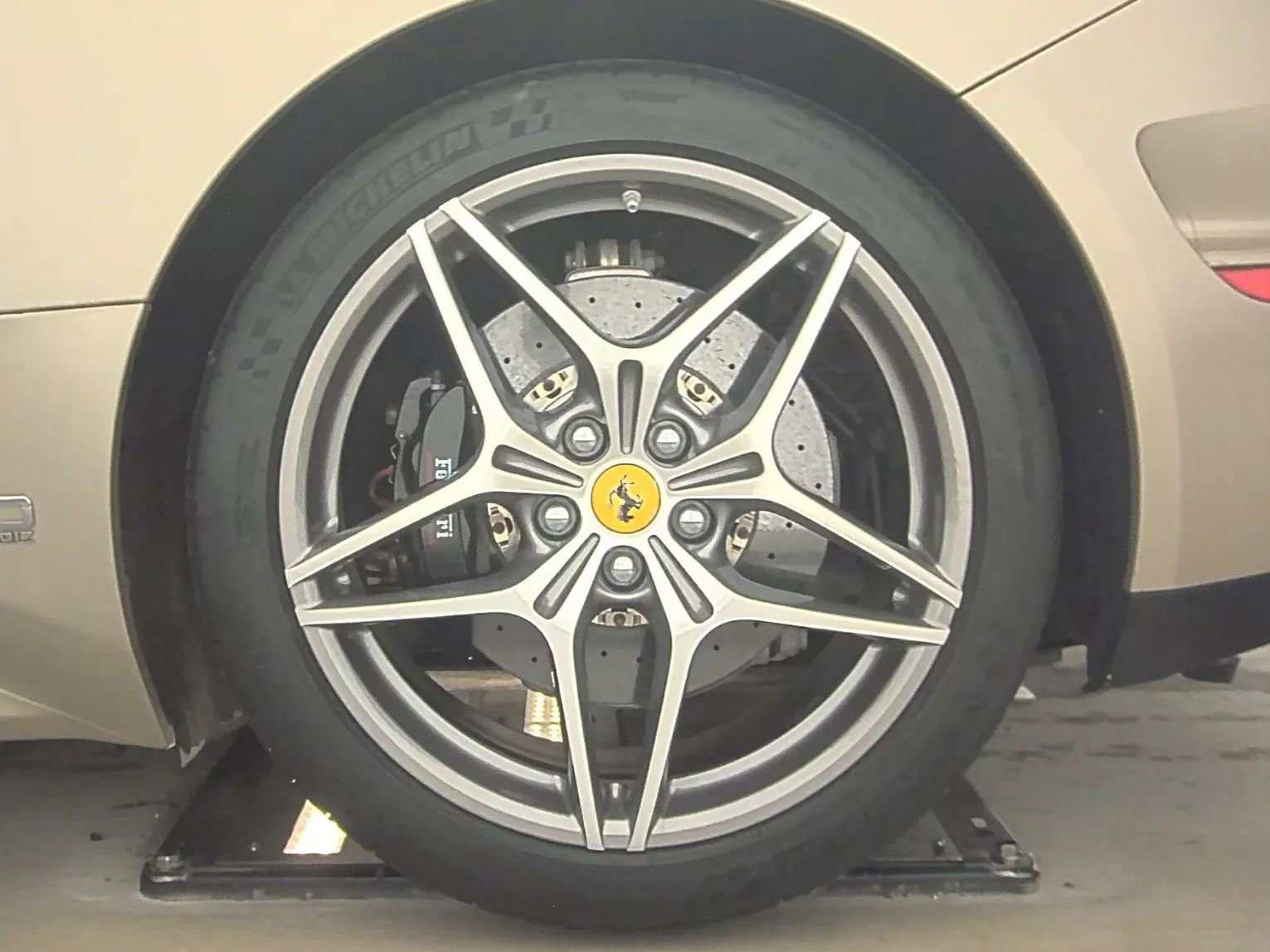 Used 2018 Ferrari California T image 12