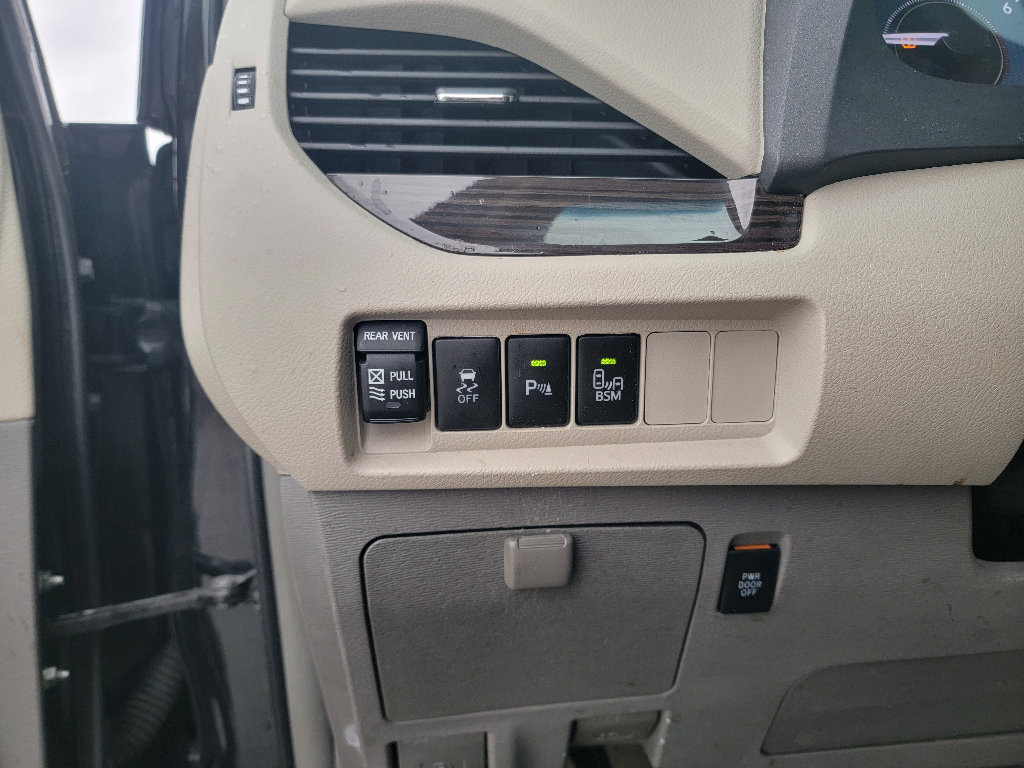 Used 2015 Toyota Sienna XLE w/ XLE Navigation Package image 14