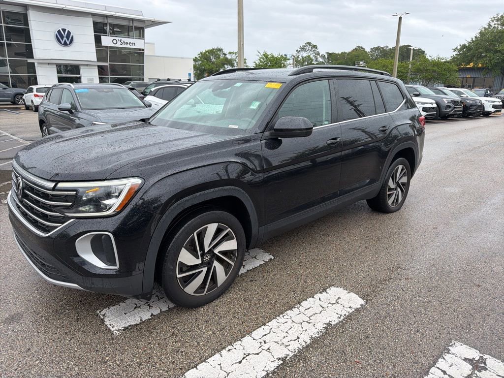 Used 2024 Volkswagen Atlas SE w/ Panoramic Sunroof Package FWD image 1