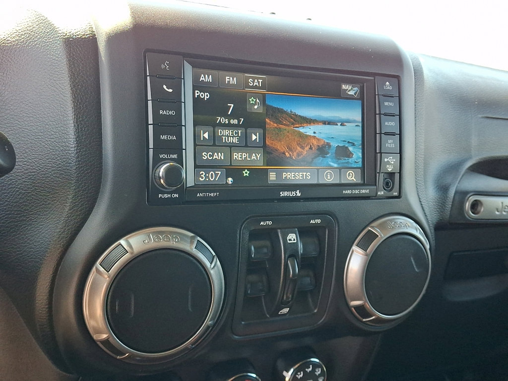 Used 2018 Jeep Wrangler Unlimited Sahara AWD/4WD image 28