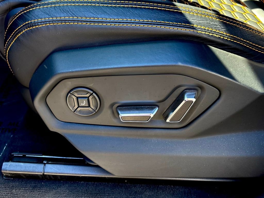 Used 2022 Lamborghini Urus AWD/4WD image 16