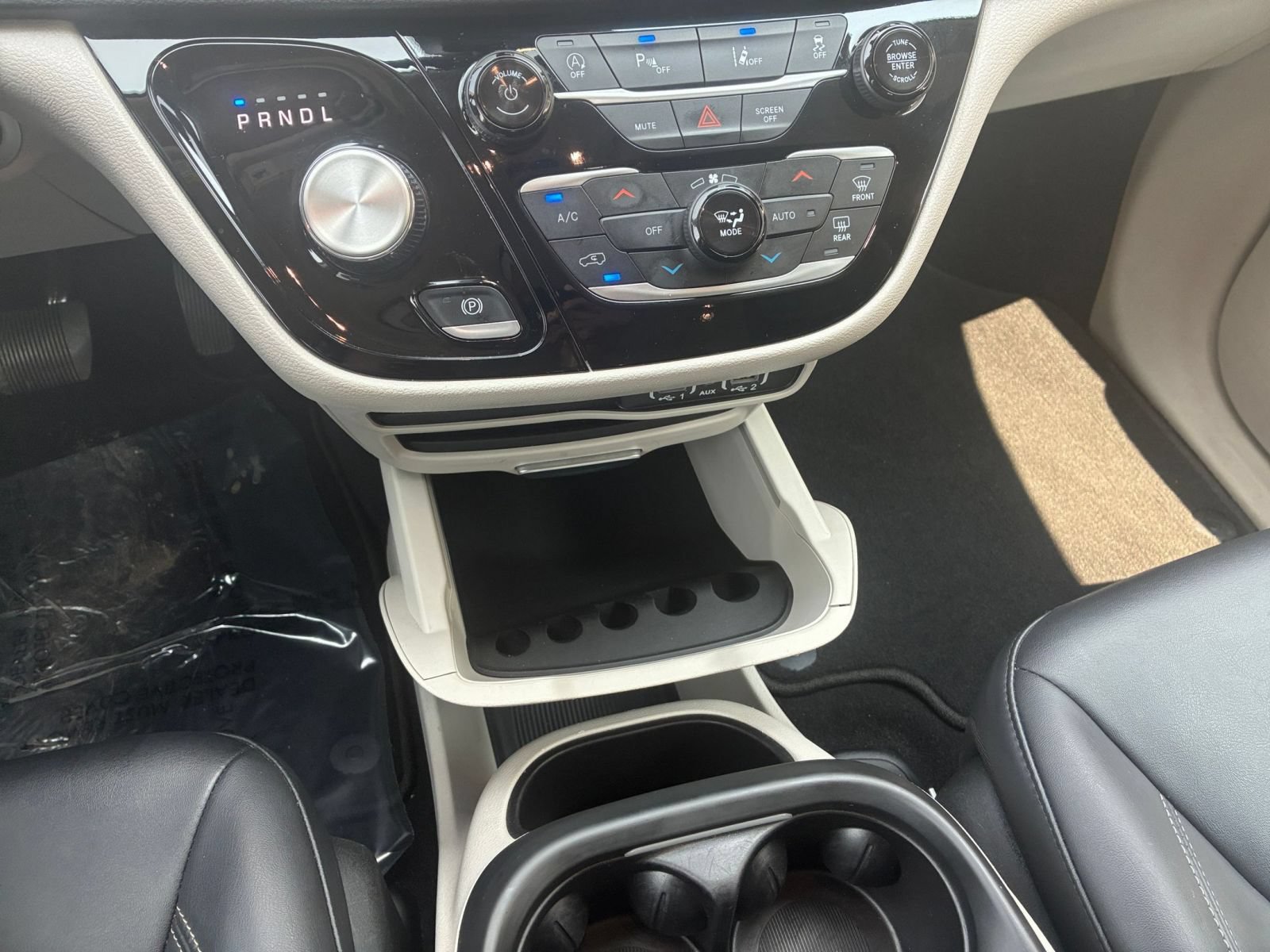 Used 2024 Chrysler Pacifica Touring-L FWD image 36