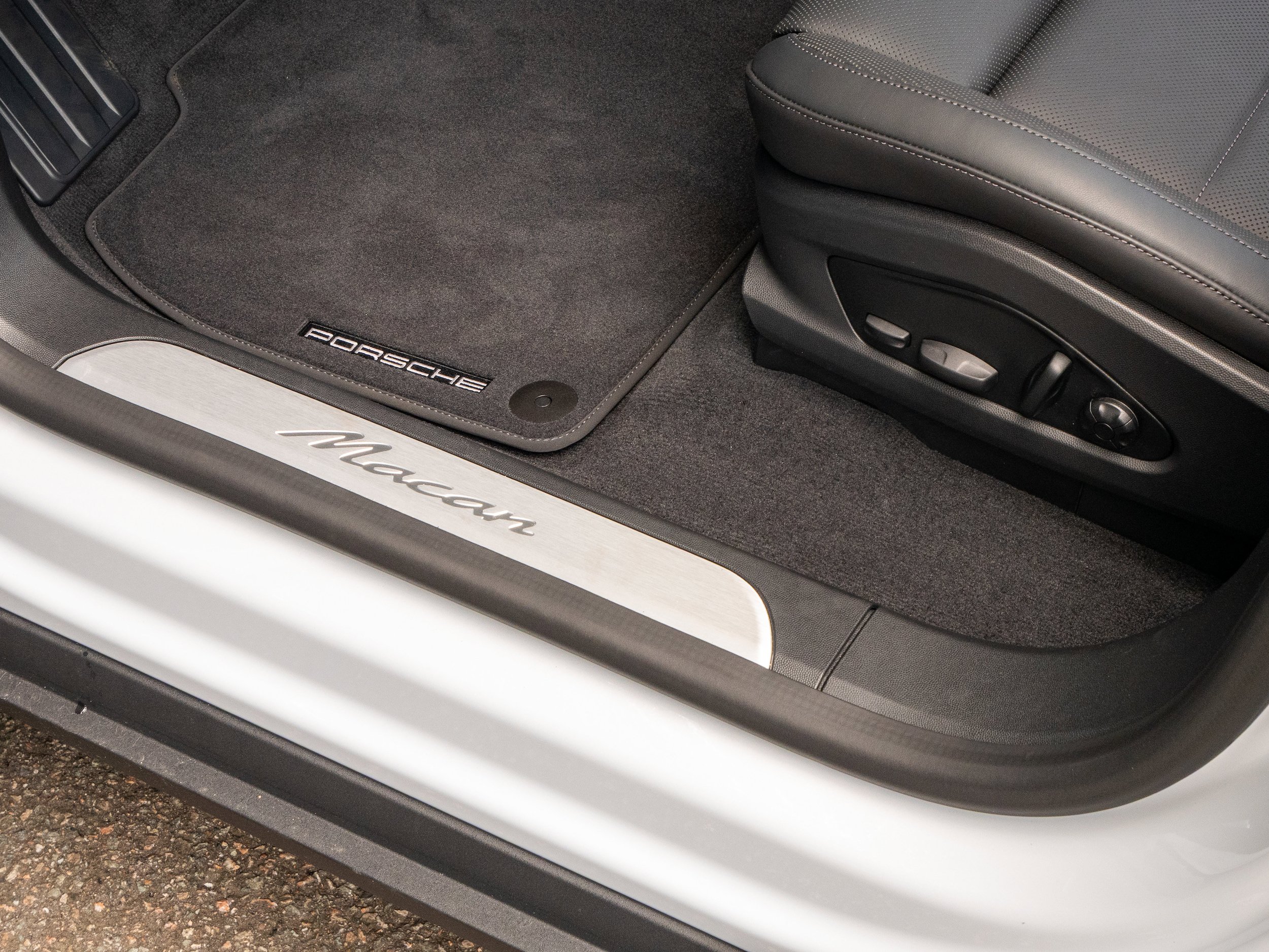 New 2025 Porsche Macan Electric RWD image 27