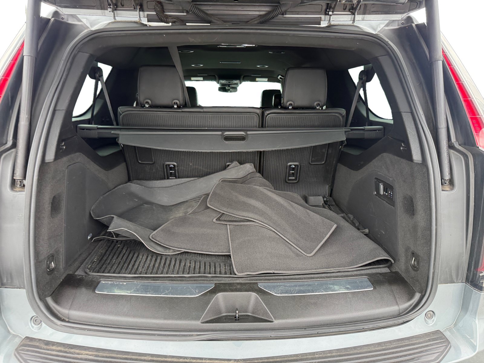 Used 2023 Cadillac Escalade ESV Luxury w/ LPO, Floor Liner Package RWD image 17