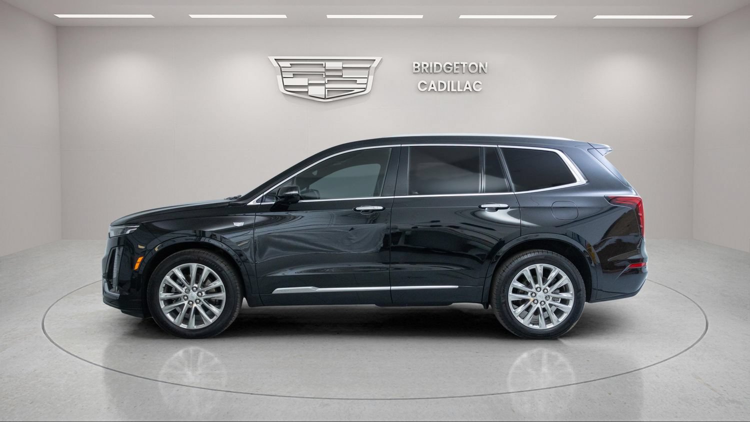 Used 2023 Cadillac XT6 Premium Luxury w/ Technology Package FWD image 4