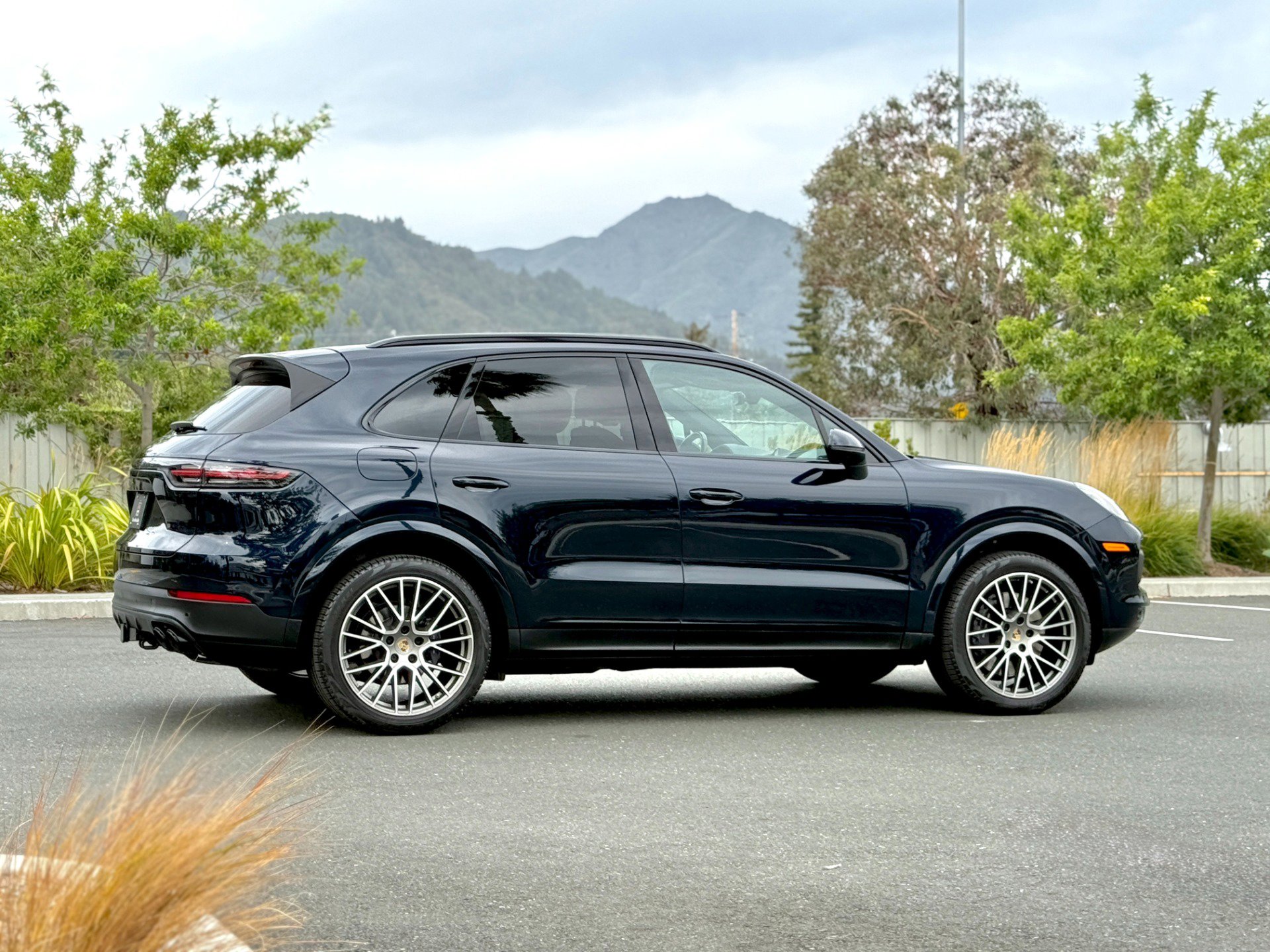 Used 2022 Porsche Cayenne Platinum Edition image 4