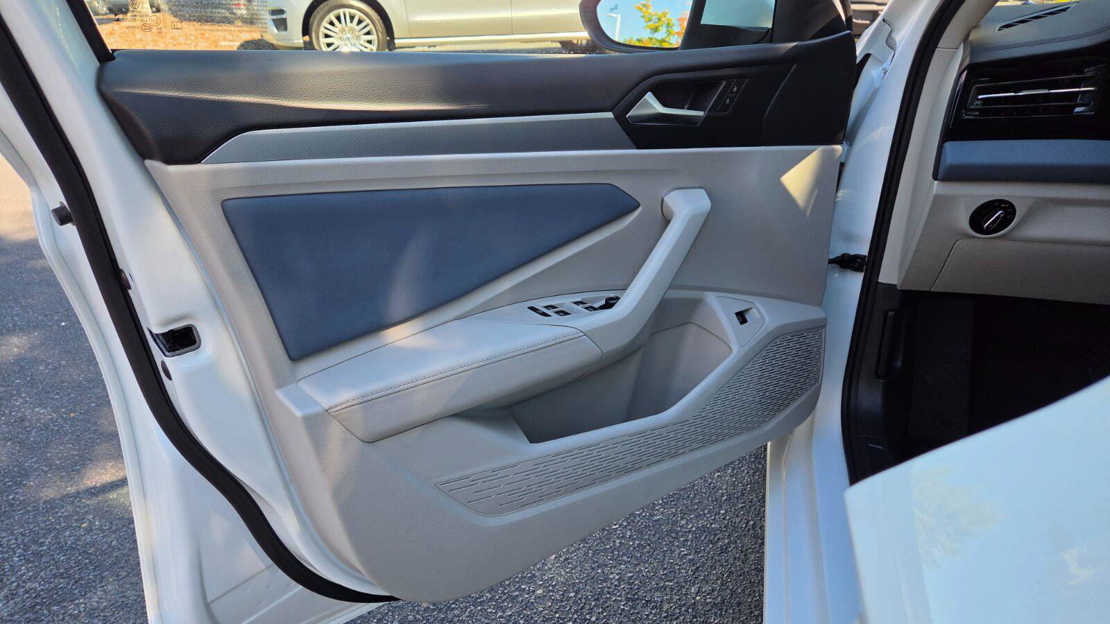 Certified 2025 Volkswagen Jetta SE w/ Sunroof Package FWD image 20