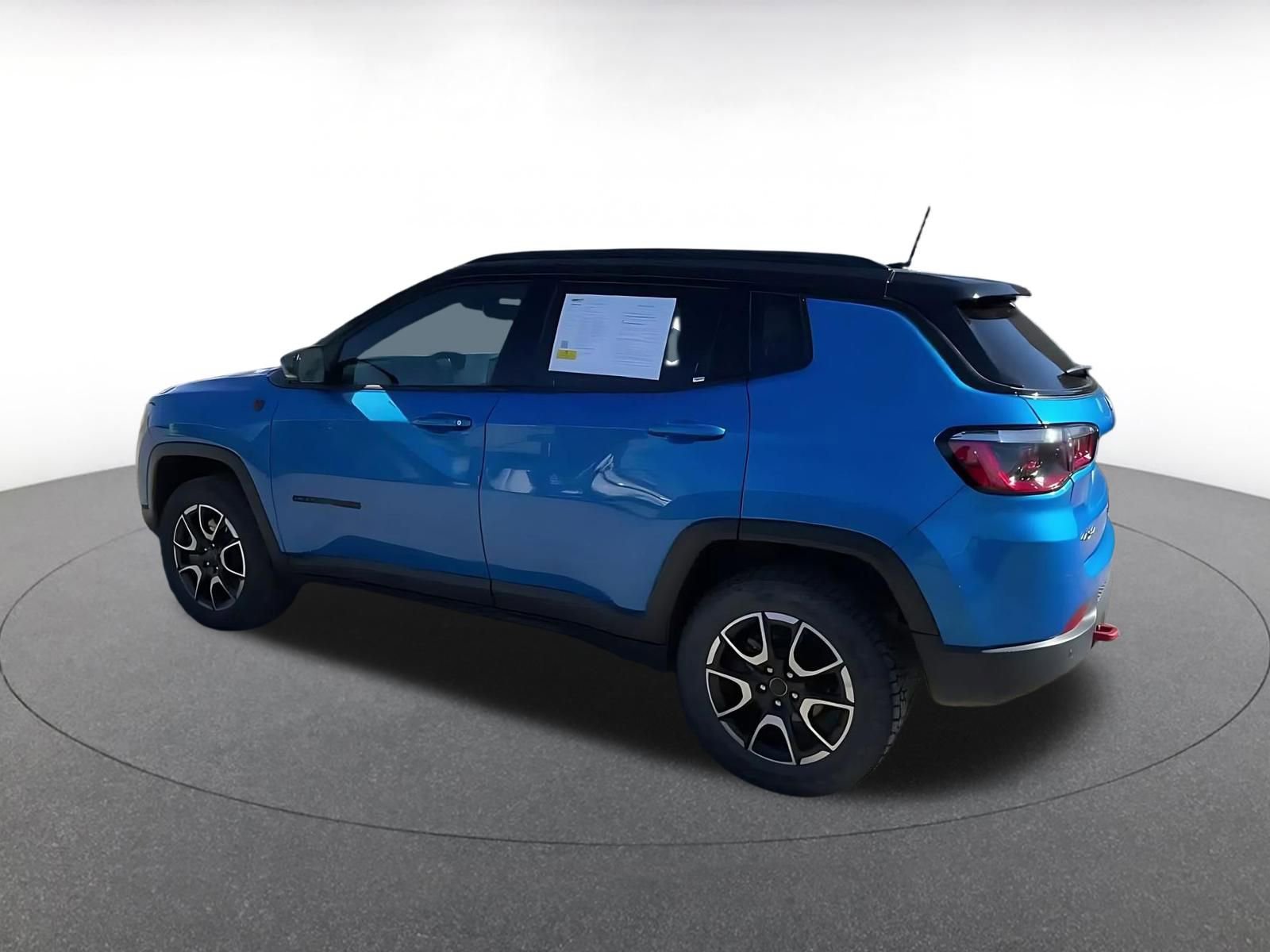 Used 2025 Jeep Compass Trailhawk AWD/4WD image 9