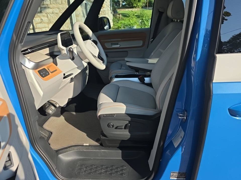 Certified 2025 Volkswagen ID. Buzz 1st Edition RWD image 8