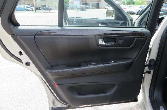 Used 2010 Cadillac DTS Luxury FWD image 7