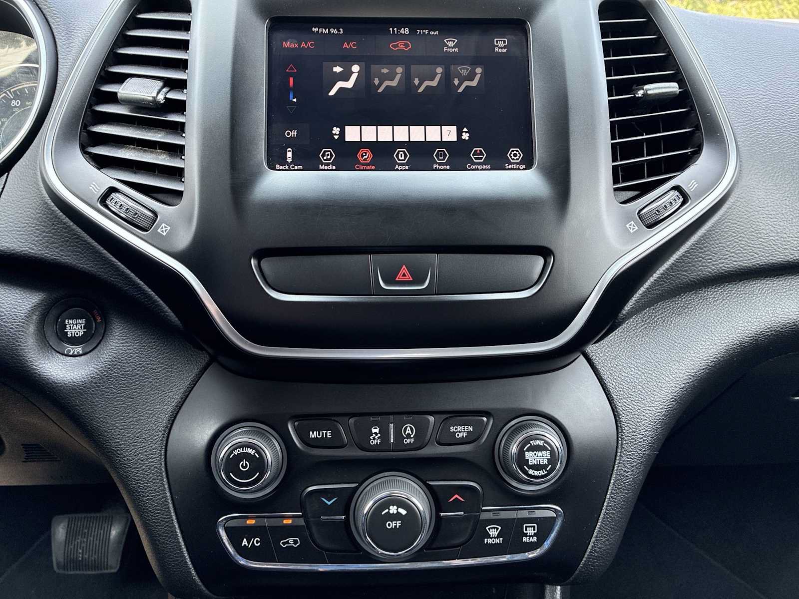 Used 2019 Jeep Cherokee Latitude Plus AWD/4WD image 16