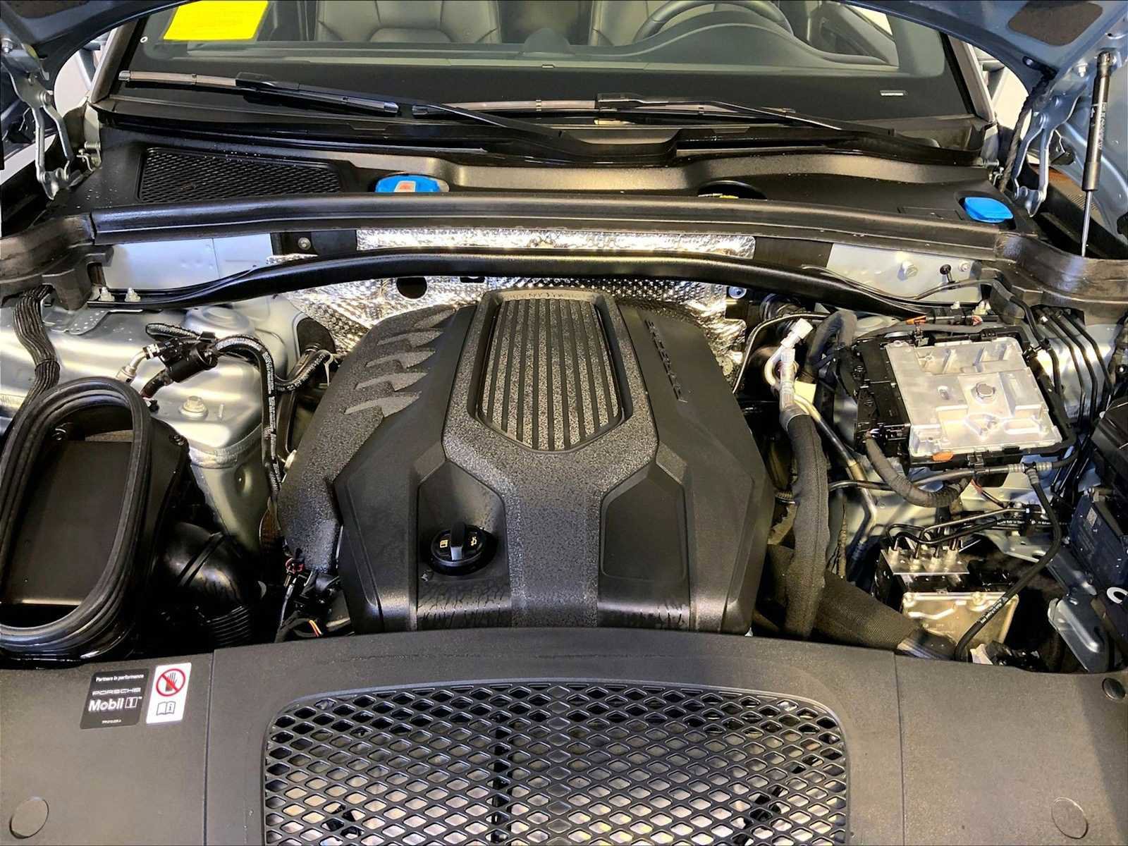 Certified 2026 Porsche Macan AWD/4WD image 32