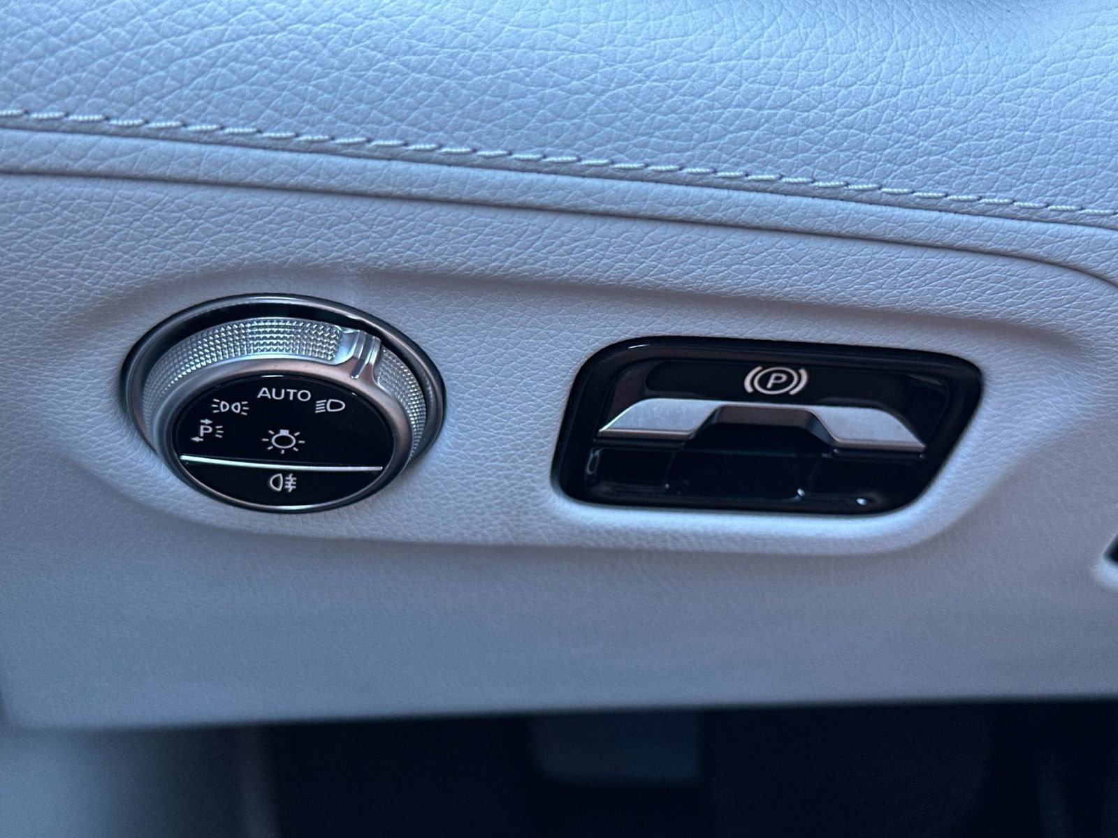 Certified 2022 Mercedes-Benz EQS 580 4MATIC Sedan w/ Exclusive Trim Package image 30