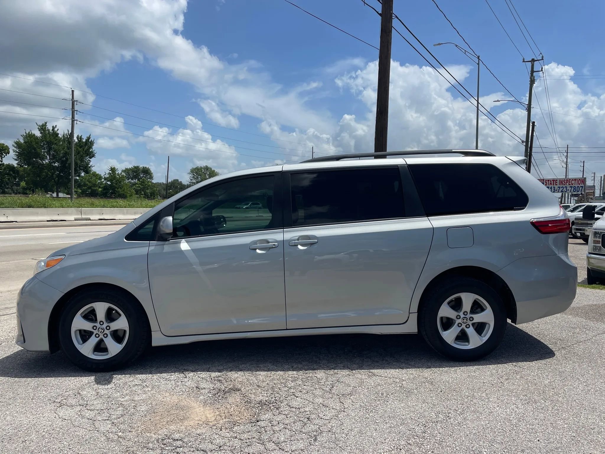 Used 2020 Toyota Sienna LE image 2