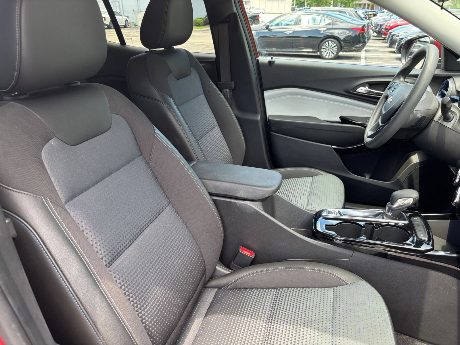 Used 2025 Chevrolet Trax LT FWD image 35