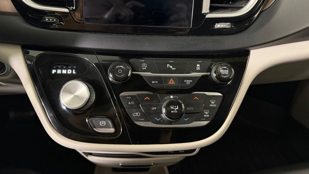 Used 2018 Chrysler Pacifica Touring-L w/ Premium Audio Group FWD image 24