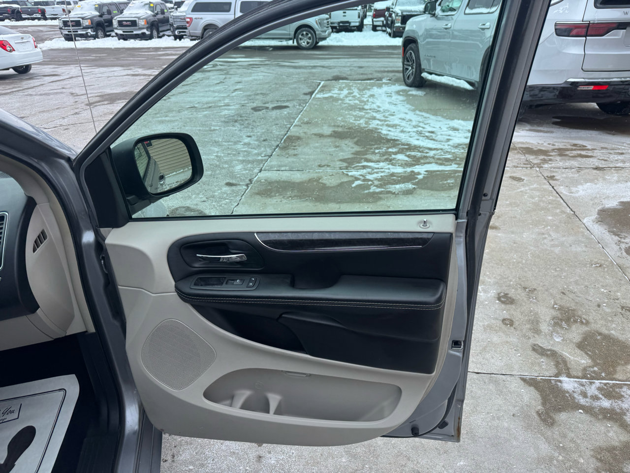 Used 2015 Chrysler Town & Country Touring w/ Driver Convenience Group image 15