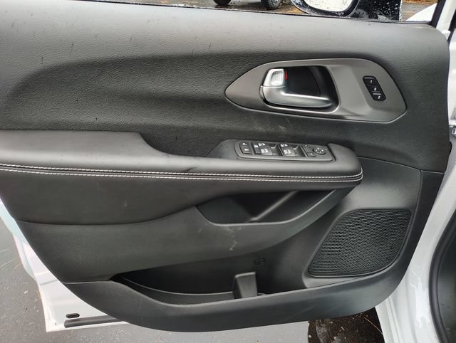 New 2026 Chrysler Pacifica Select AWD/4WD image 8