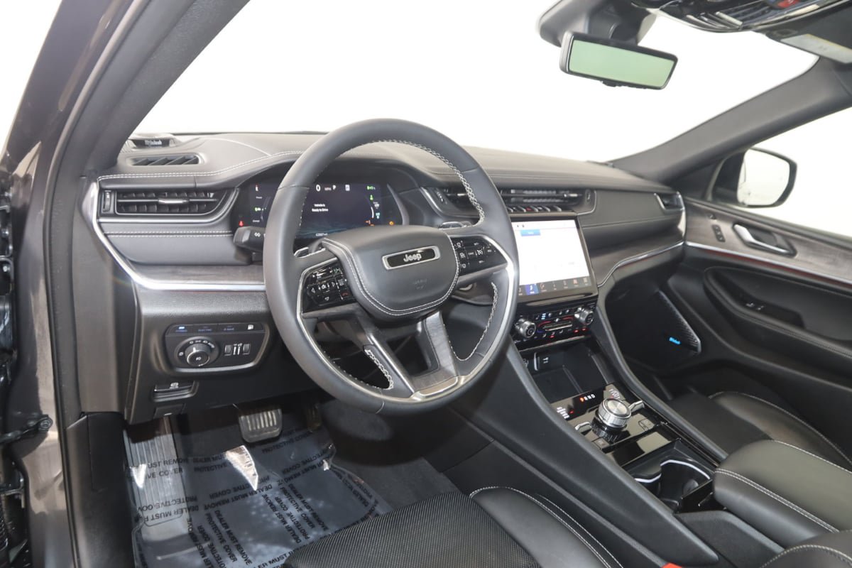 Used 2023 Jeep Grand Cherokee Overland w/ Luxury Tech Group IV AWD/4WD image 26