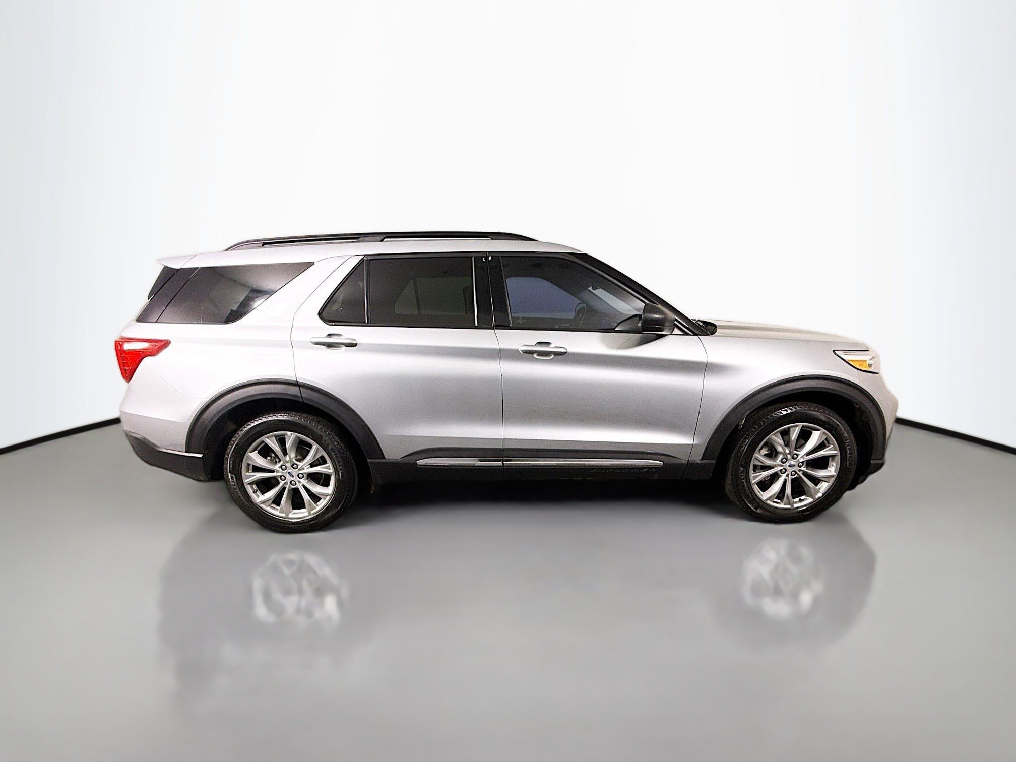 Used 2023 Ford Explorer XLT w/ Equipment Group 202A RWD image 11